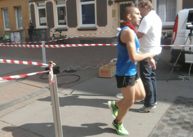 Emanuel Schoppe: Zieleinlauf des Siegers über 10 Km.