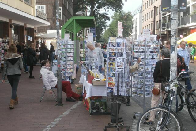 Eine Postkartenfrau gleich am Beginn der Limmerstraße.
