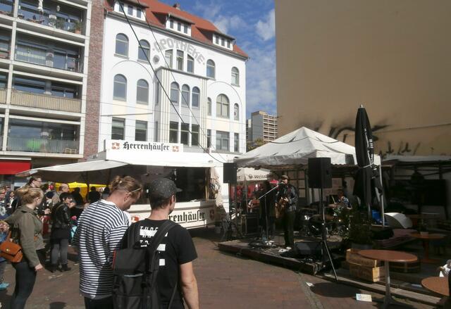 Waschweiber-Bühne, Lokal Chez Heinz (nur beim Limmerstraßenfest hier): "Nikonomic&Michail Turanski-Trio".