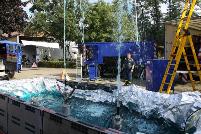 Wasserspiele mit mehreren Tauchpumpen.