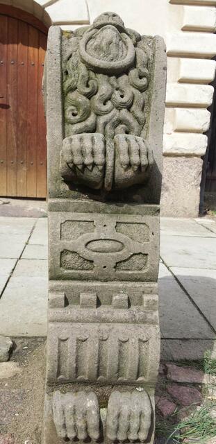 Auf allen 4 Güstrower Steinen ist an der vorderen Schmalseite ein Löwe dargestellt, unter dessen  Vorderpranken sich ein Motiv befindet, das der Darstellung auf dem Groß Lafferder Konsolstein sehr ähnelt.