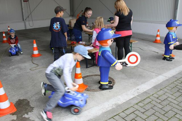 Die jüngsten Besucher drehten ihre Runden auf einem Bobby Car.