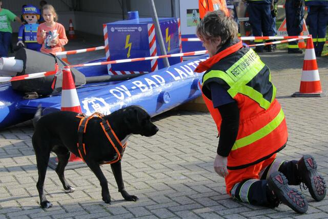 Rettungshund „Flocke“ demonstrierte eine Personensuche.