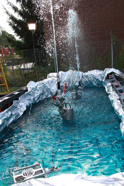 Wasserspiele mit mehreren Tauchpumpen.