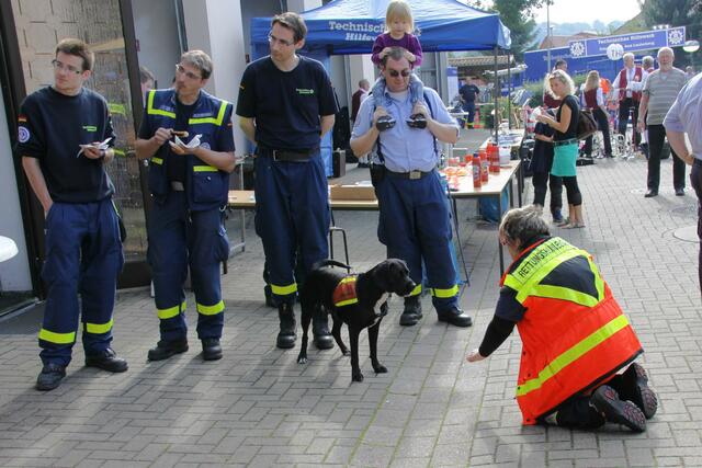 Rettungshund „Flocke“ demonstrierte eine Personensuche.