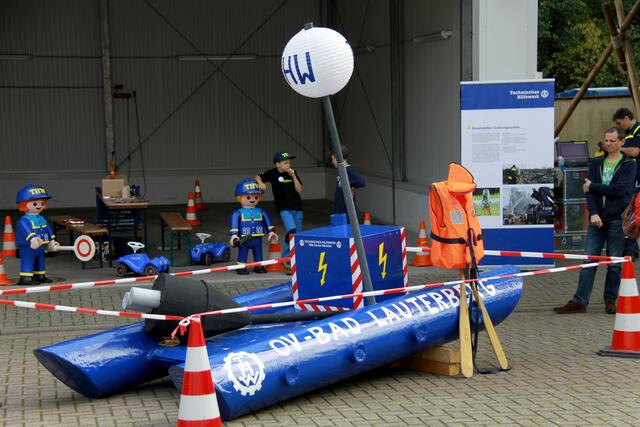 "Stromi", das selbst erbaute Papierboot, mit dem die Helferinnen und Helfer des THW Bad Lauterberg jüngst den 2. Platz bei der Papierbootregatta auf dem Juessee holten.