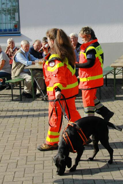 Beate Rippa und Elke Carl mit "Flocke" vom Rettungshundeverein Bad Lauterberg.