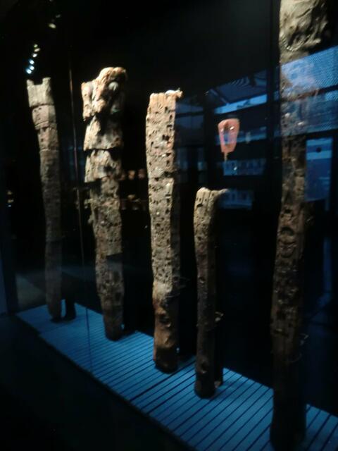 Holzpfähle der Proto-Inka