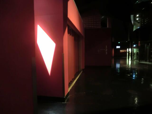 Selbst vor den Toiletten: Interessantes architektonisches Spiel mit Licht und Schatten