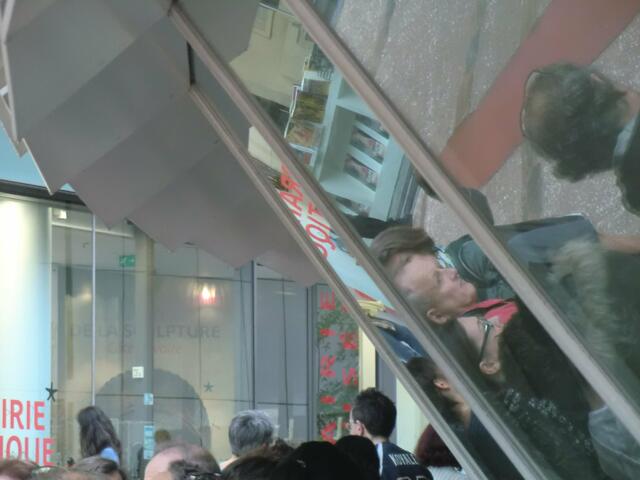 Zugang zum Museum unter spiegelnder Glasschräge