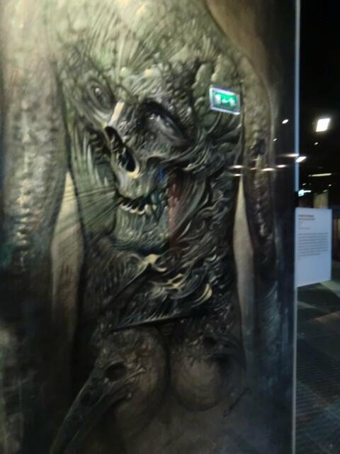 Memento mori auf jugendlicher Haut.