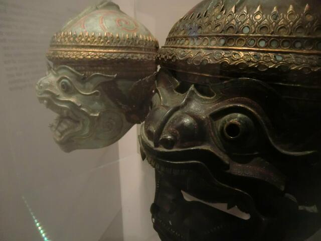 Zwei alte Khonmasken aus der Geschichte vom Affenkönig Hanuman und dem Prinzen Rama, Thailand(Ramayana)