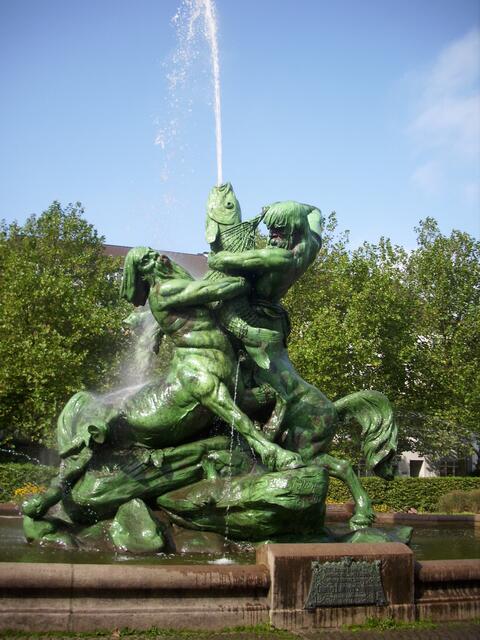 Der Stuhlmannbrunnen in Hamburg - Altona das sind 2 kämpfende Zentauren
