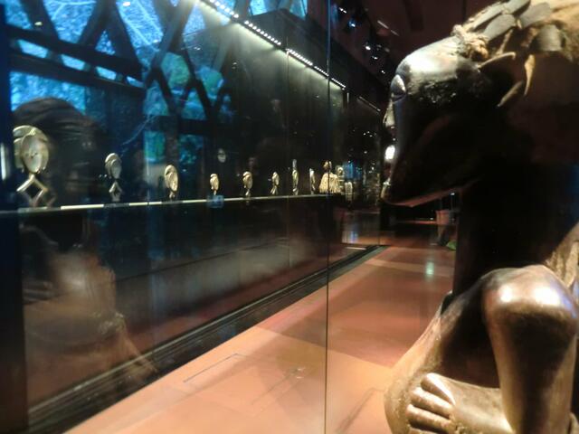 Songyefigur aus Kongo und Vitrine mit Bakota reliquiaren