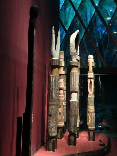 Grabstelen der Tiwi in Australien