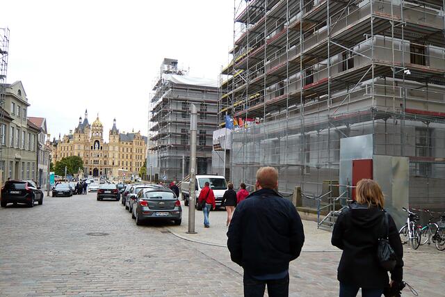 Auf dem Weg zum Schloss, rechts die eingerüstete Staatskanzlei. Foto: Helmut Kuzina