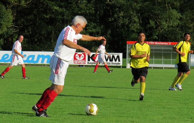 Spielszene im Freundschaftsspiel zwischen den Alten Herren des FSV Buchenau und der Ahmeddiya-Gemeinde