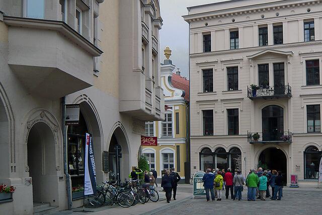 Station des Stadtrundgangs, das Café Prag (links). Foto: Helmut Kuzina