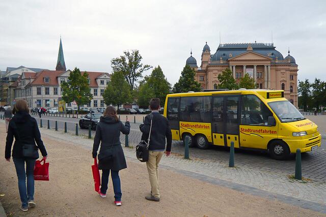 Am Alten Garten mit dem Mecklenburgischen Staatstheater (rechts). Foto: Helmut Kuzina