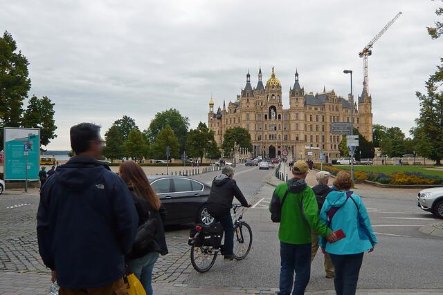 Straßenszene vor dem Schloss, dem Sitz des Landtags. Foto: Helmut Kuzina