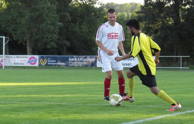 Spielszene im Freundschaftsspiel zwischen den Alten Herren des FSV Buchenau und der Ahmeddiya-Gemeinde
