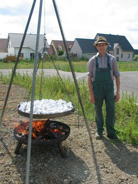 Martin Koch war der verantwortliche Mann am Schwenkgrill - zwischenzeitlich gab es zum Zeitvertreib Spiele.