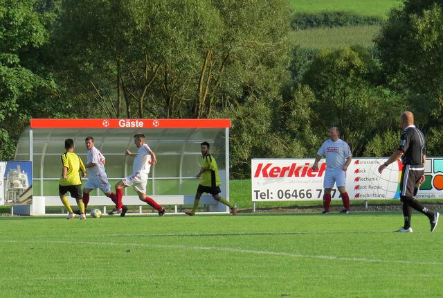 Spielszene im Freundschaftsspiel zwischen den Alten Herren des FSV Buchenau und der Ahmeddiya-Gemeinde