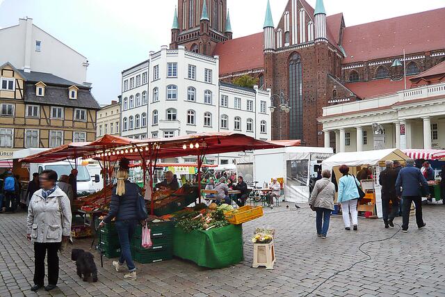Auf dem Marktplatz mit dem Dom im Hintergrund. Foto: Helmut Kuzina