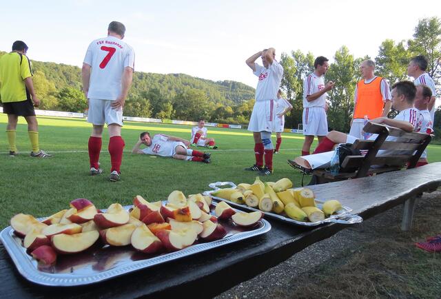 Für die Halbzeitpause hatten die Gäste frisches Obst mitgebracht – ein schöner Zug, den die Kicker gerne in Anspruch nahmen