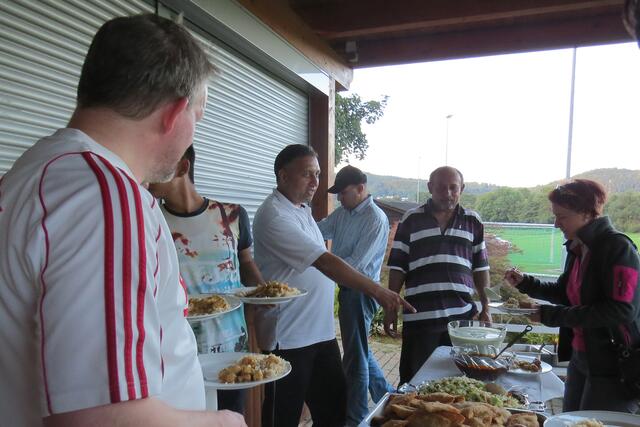 Da Buffet ist frei gegeben, die Gäste und Kicker nehmen dies gerne an