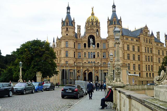 Auf der Schlossbrücke. Foto: Helmut Kuzina