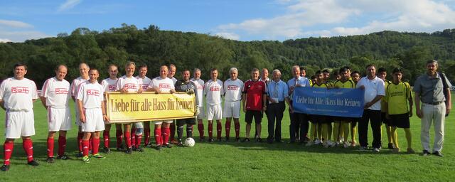 Gruppenbild vor dem Spiel, die Alten Herren des FSV Buchenau (links) und die Auswahlkicker der Ahmadiyya-Gemeinde mit Bürgermeister Schmidt, Helmut Wege und Qamar Ahmad (rechts) sowie Schiri Thorsten Dersch