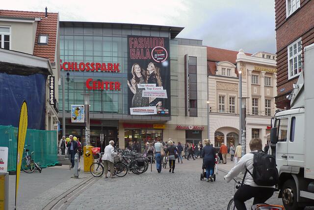Fußgängerbereich vor dem Einkaufszentrum. Foto: Helmut Kuzina