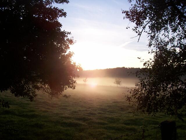 Herbstlicher Sonnenaufgang in Sankt Ottilien
