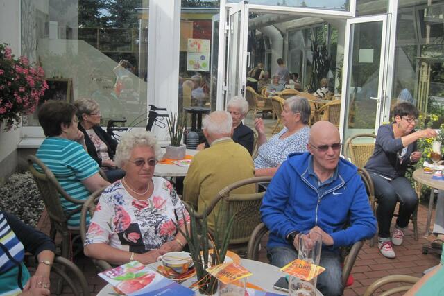 Die SoVD-Reisegruppe im Wintergarten des Hotels | Foto: Brigitte Helmboldt
