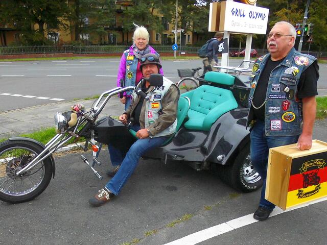 . . . das erste Trike mit Ralf Leinemann,li., hat den "Grill-Olymp" in Burgdorf erreicht . . .