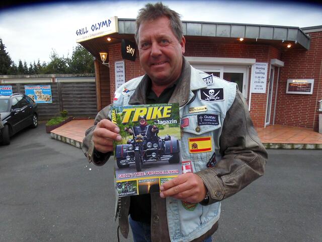 . . . Ralf Leinemann, ein Triker aus Burgdorf, macht Reklame für sein schönes Hobby . . .