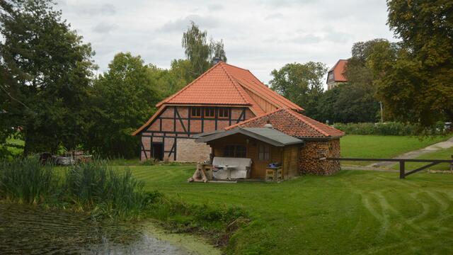 Seit 2012 versucht der neue Besitzer aus alten und neuen Teilen  in Absprache mit der Denkmalschutzbehörde eine Renovation.