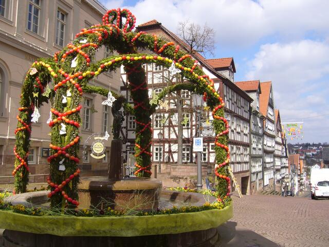 Osterschmuck am Marktbrunnen in Bad Wildungen