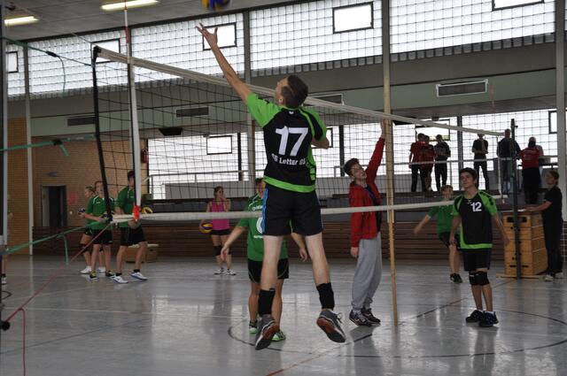 Manchmal muss man sich auch ganz schön nach dem Ball strecken um ihn dann noch zu legen! Und mitten drin wird noch mal nachgemessen. Sind es wirklich 2,30 m?