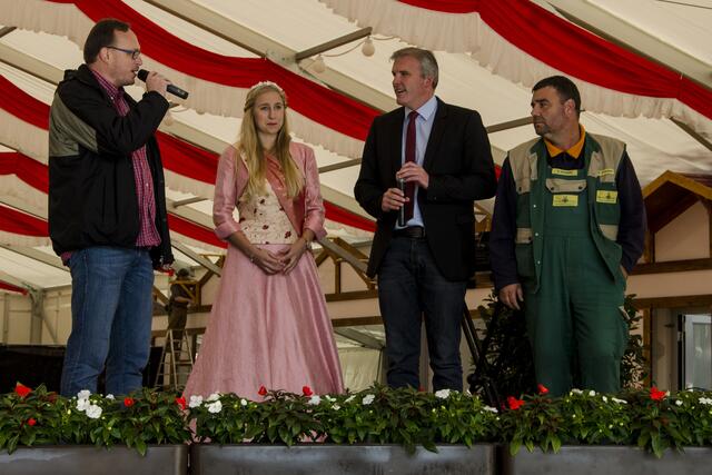 Cerealienmarkt - Erfurter Stauden- und Gartenmarkt | v.l.: Moderator, Blumenkönigin Lara-Marie Köhlert (22), OB Andreas Bausewein, Herr Schröpfer- Vertreter der Gärtnerschaft | Foto: SCHWARZE-art-PHOTOGRAPHIE