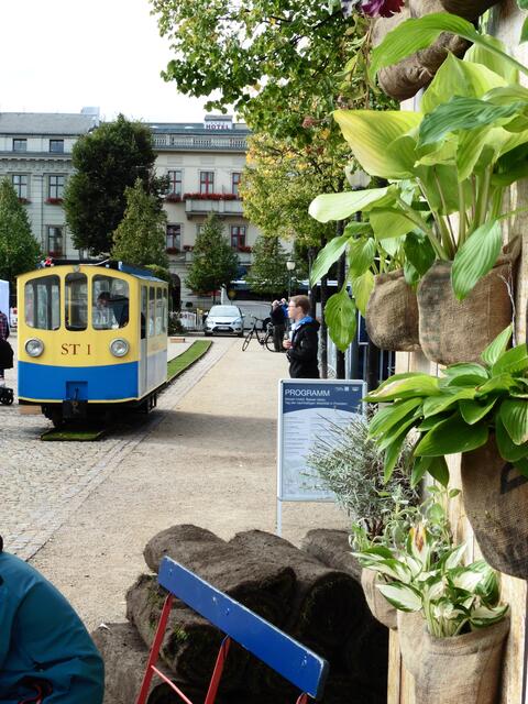 ELSE, der erste Solartriebwagen, (ELektrische Solar-Eisenbahn) stand für kurze Probefahrten auf dem 
Luisenplatz zur Verfügung.