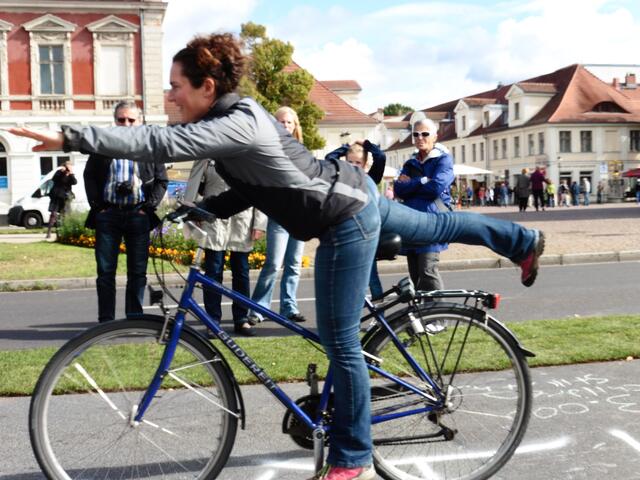 Der Yogalehrer erklärte, er bevorzuge das Fahrrad gegenüber der Yogamatte. http://yogacycling.de/