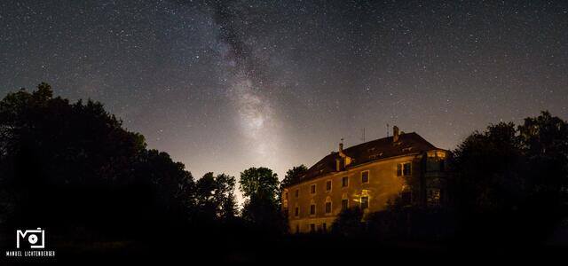 Milchstraße über dem Schloss in der Heimat