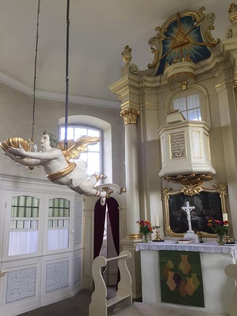 Die Kirche in Kirchwehren mit dem Taufengel