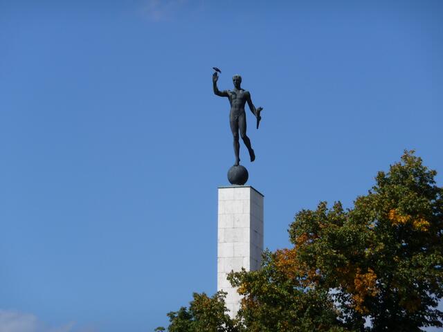 Läufer mit Vogel, Statue am Maschsee in Hannover