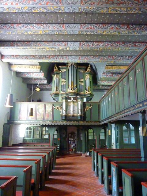 Blick zurück zur Orgel und zur fein bemalten Balkendecke