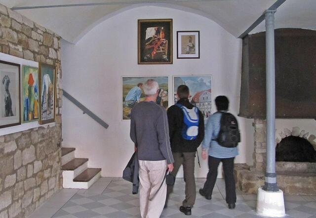 Gemäldeausstellung in den ehemaligen Stallungen.
