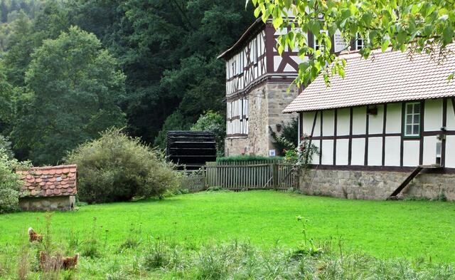 Mit dem heutigen Mühlrad der Sandmühle wird Strom erzeugt.