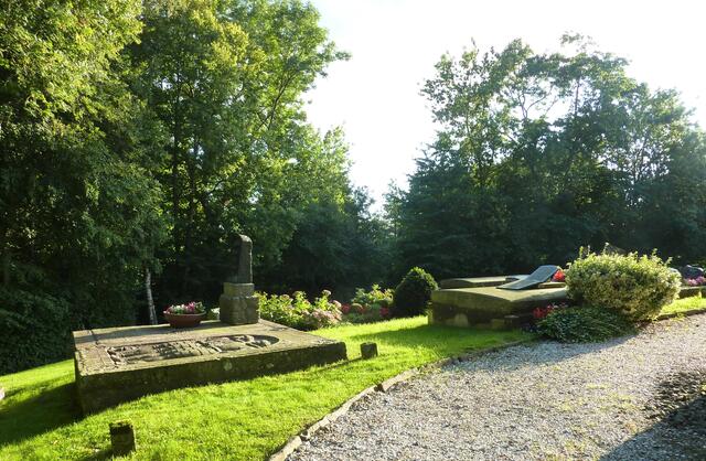 Auf den Friedhöfen sieht man zahlreiche alte Kellergräber.